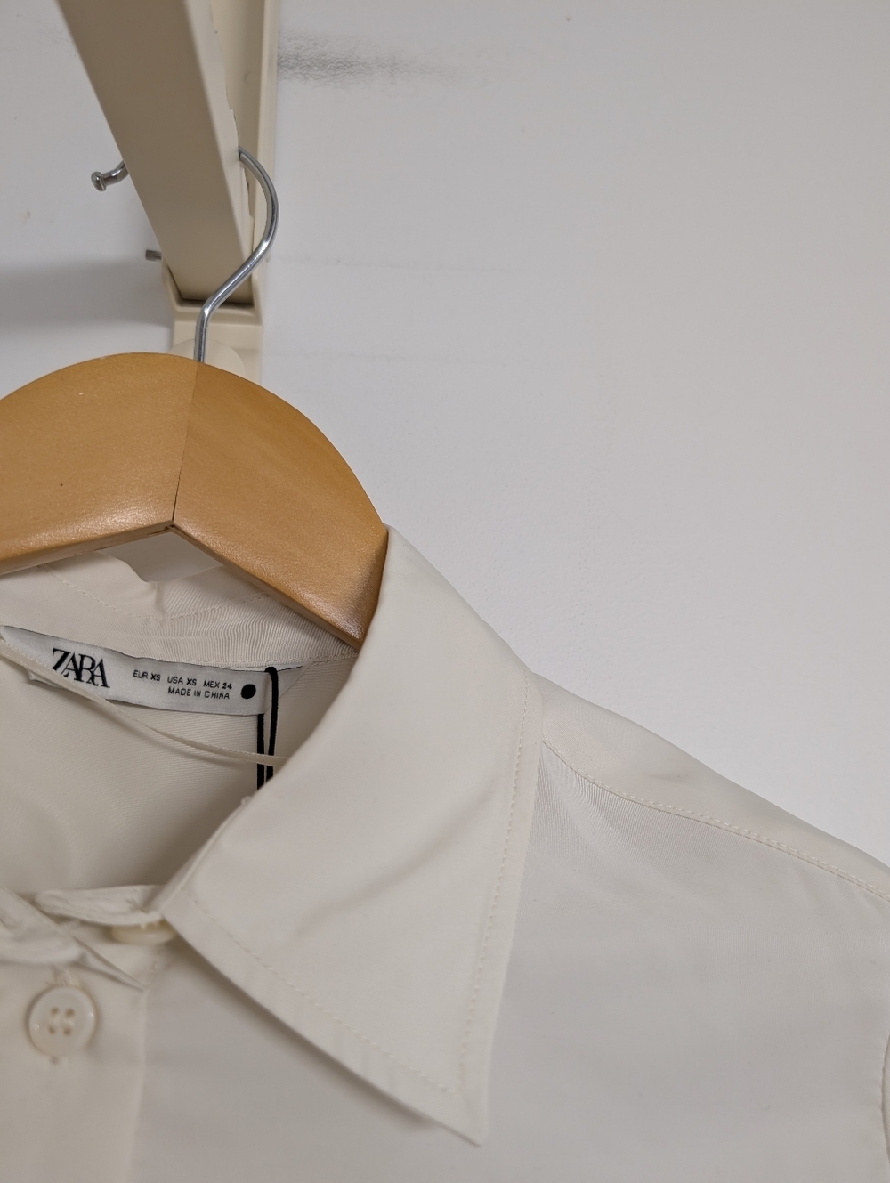 ✨ NWT✨ZARA IVORY SHORT SLEEVE BLOUSE PUFF SLEEVE BUTTON FRONT MINIMAL CHIC - Picture 4 of 7